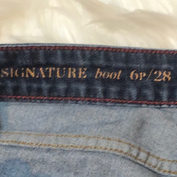 SIGNATURE DISTRESSED/DARK WASH 6P BOOT CUT JEANS - Picture 3 of 8
